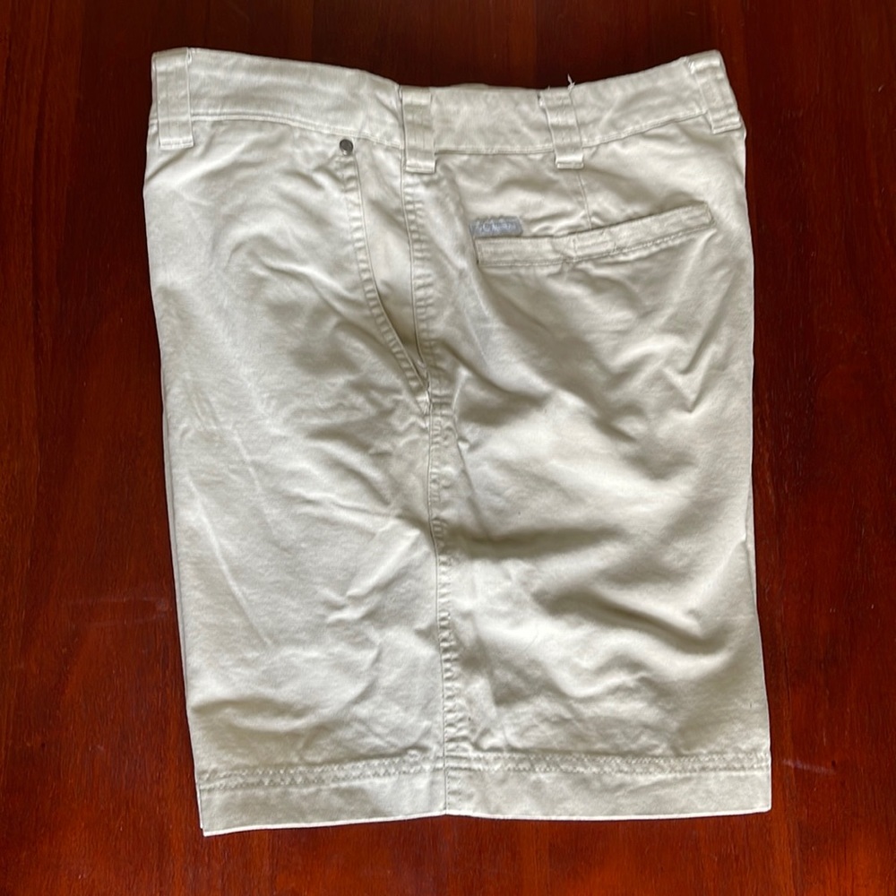 Columbia shorts size Lg Khaki w/zipper pocket